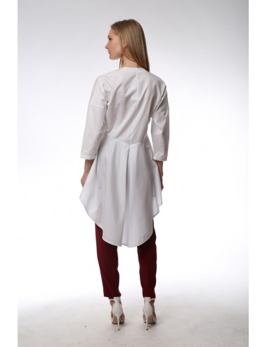 White long maxi shirt. Shorter in front and longer behind. Popeline.