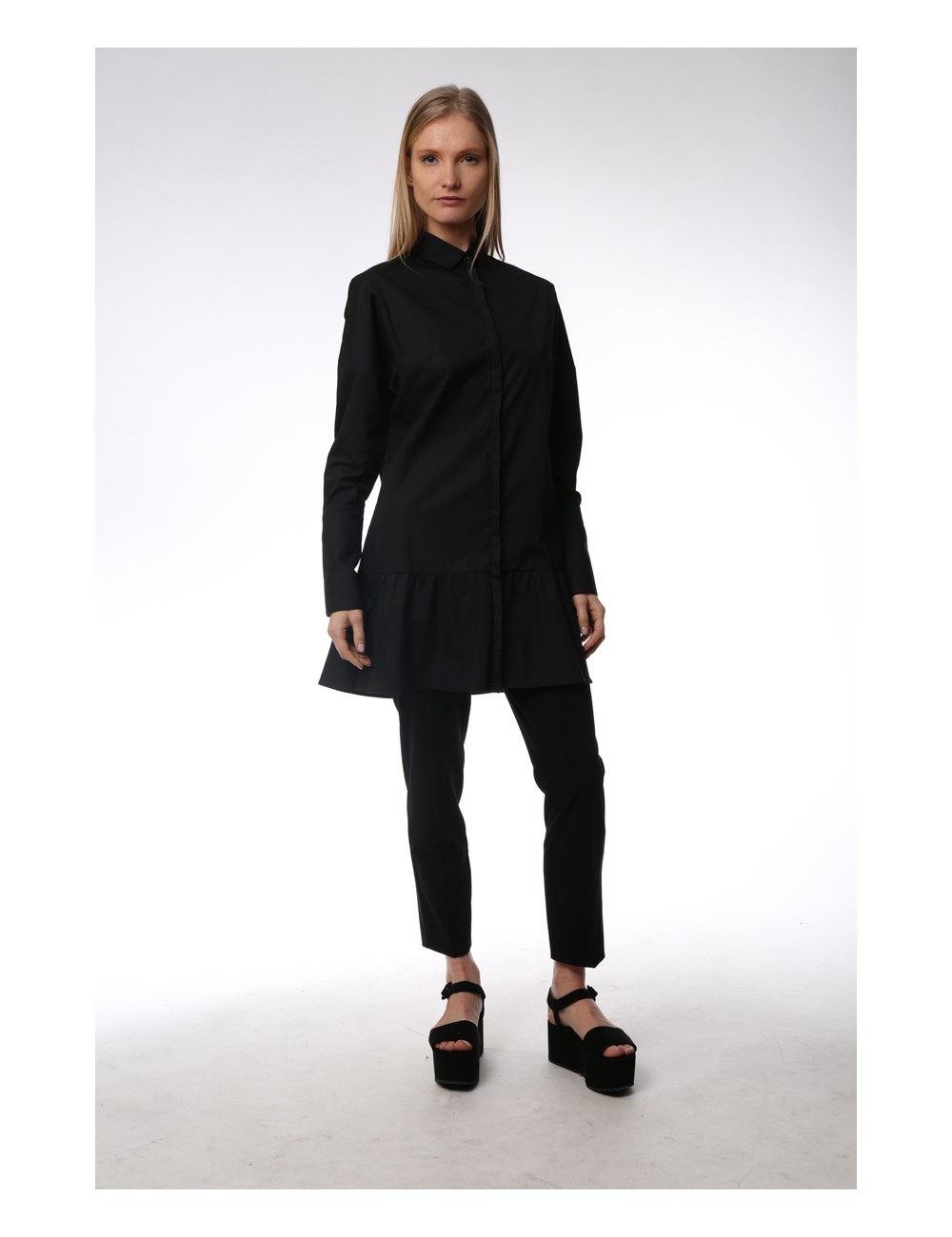 Black maxi shirt with ruches on the low. Cotton Popeline.